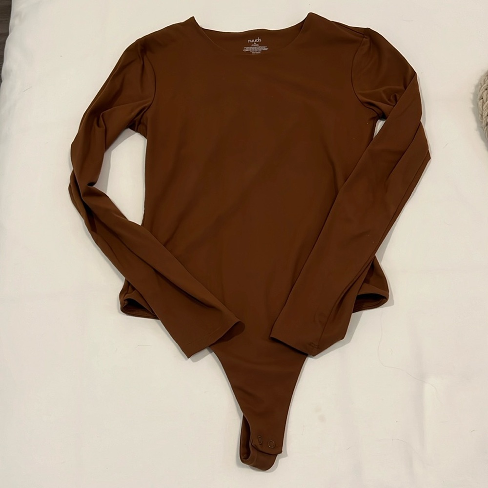Nuuds classic crewneck bodysuit in color chocolate. Size small